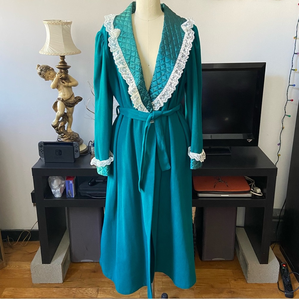Vintage puff sleeve robe size Small